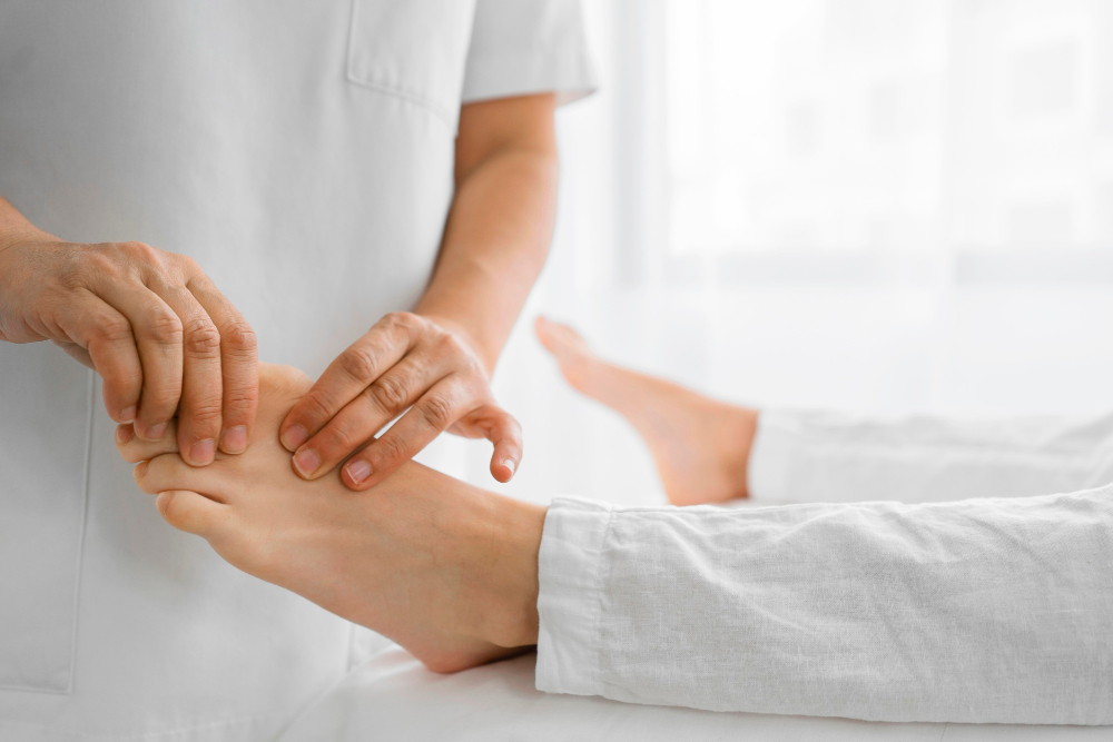 El cuidado de los pies en personas mayores: salud, autonomía y bienestar